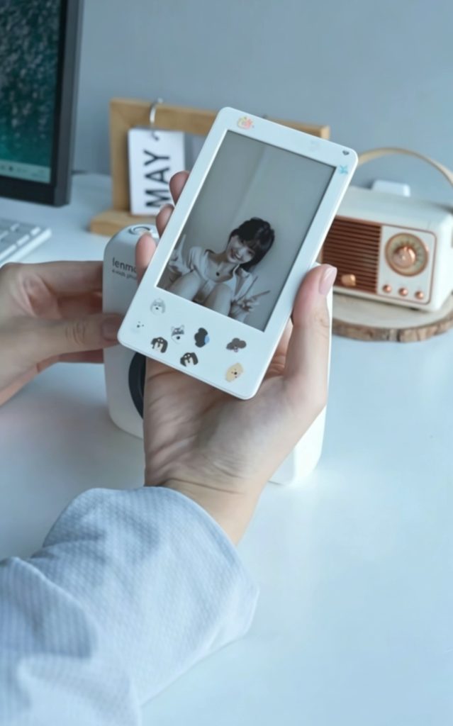 Yantu lenmory E-ink photo card displaying portrait photo with animal stickers