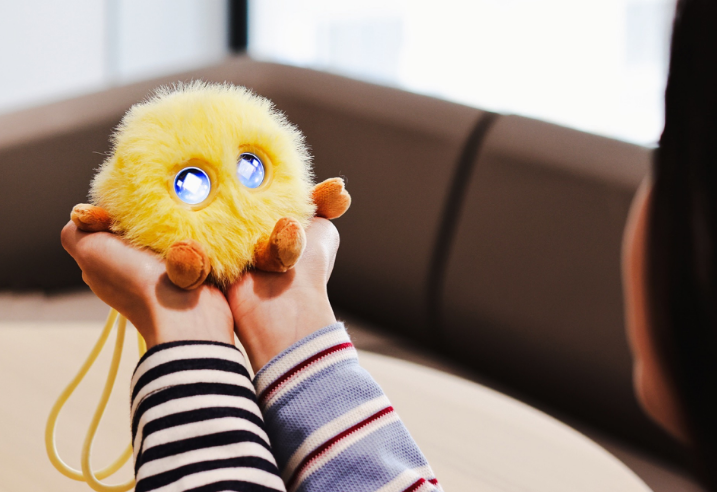 Huawei fluffy AI pet toy handheld display